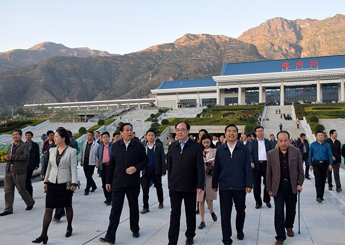 全國(guó)、省市政協(xié)委員體驗(yàn)蘭渝鐵路、視察階州廣場(chǎng)