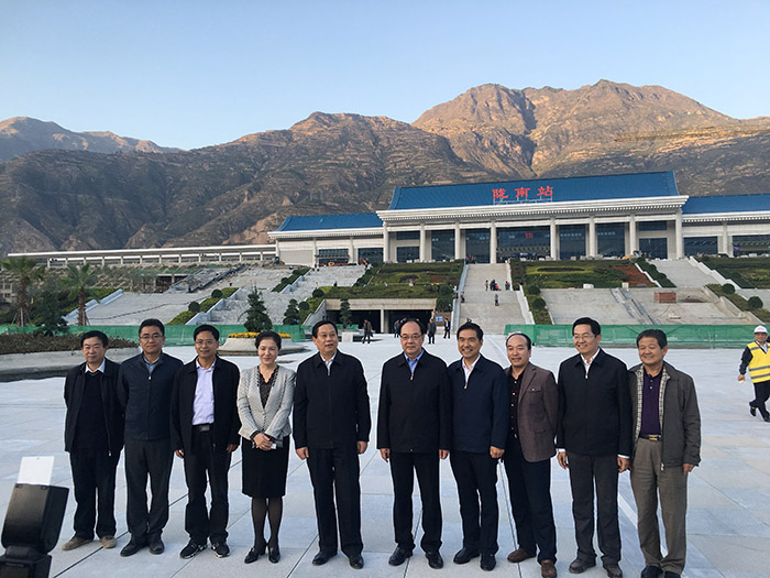 全國(guó)、省市政協(xié)委員體驗(yàn)蘭渝鐵路、視察階州廣場(chǎng)