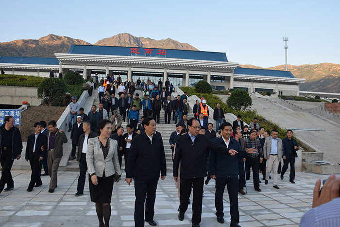 全國(guó)、省市政協(xié)委員體驗(yàn)蘭渝鐵路、視察階州廣場(chǎng)