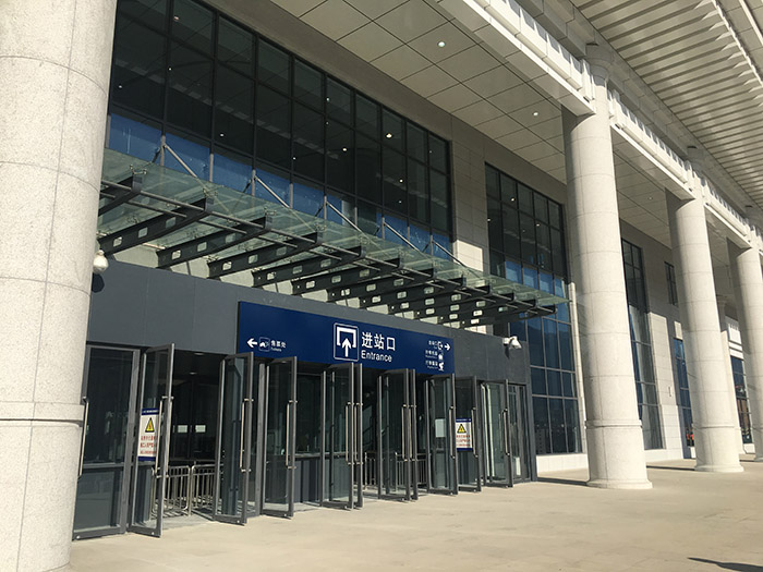 全國(guó)、省市政協(xié)委員體驗(yàn)蘭渝鐵路、視察階州廣場(chǎng)